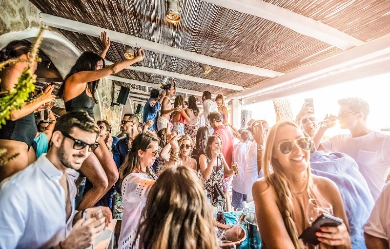 The Party Guide to Mykonos – K E R R Y L A N D E D