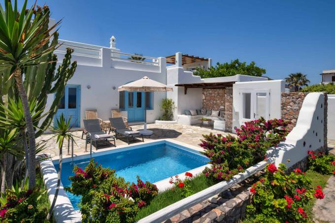 Santorini luxury villa Aeolus in Vourvoulos