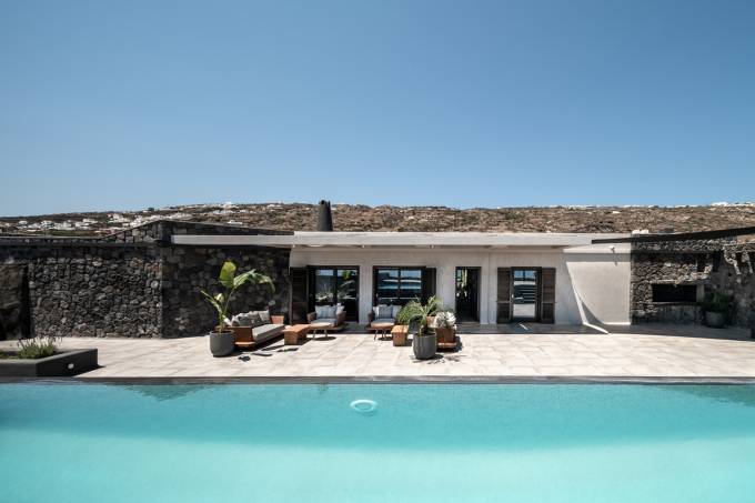 Santorini luxury villa Emilia in Vourvoulos