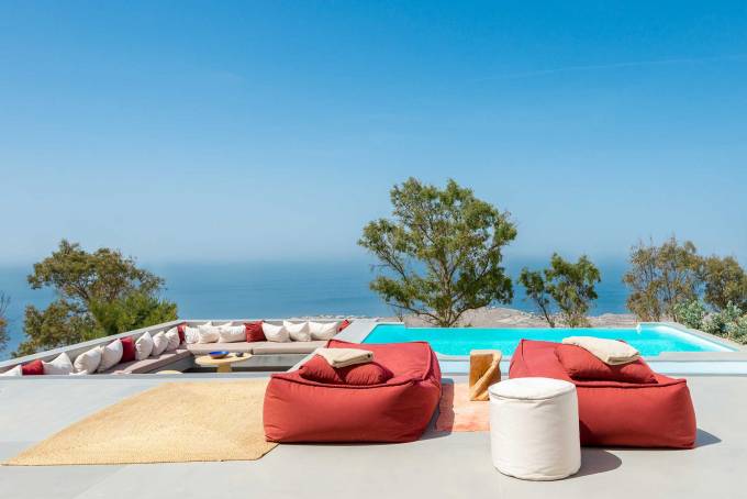 Santorini luxury villa Vista Retreat in Pyrgos Kallistis