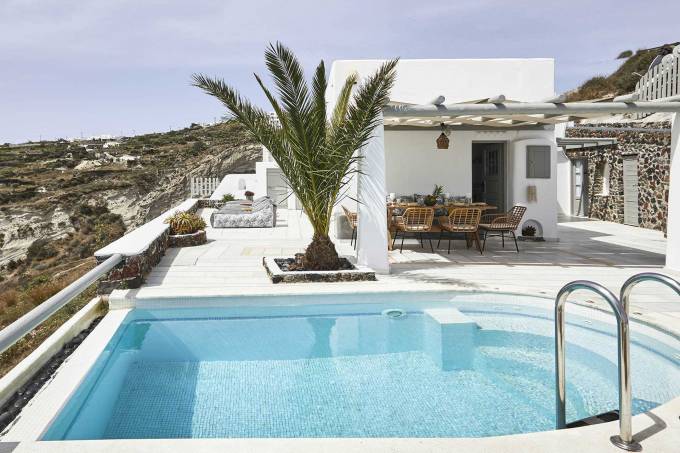 Santorini luxury villa Etienne in Vourvoulos